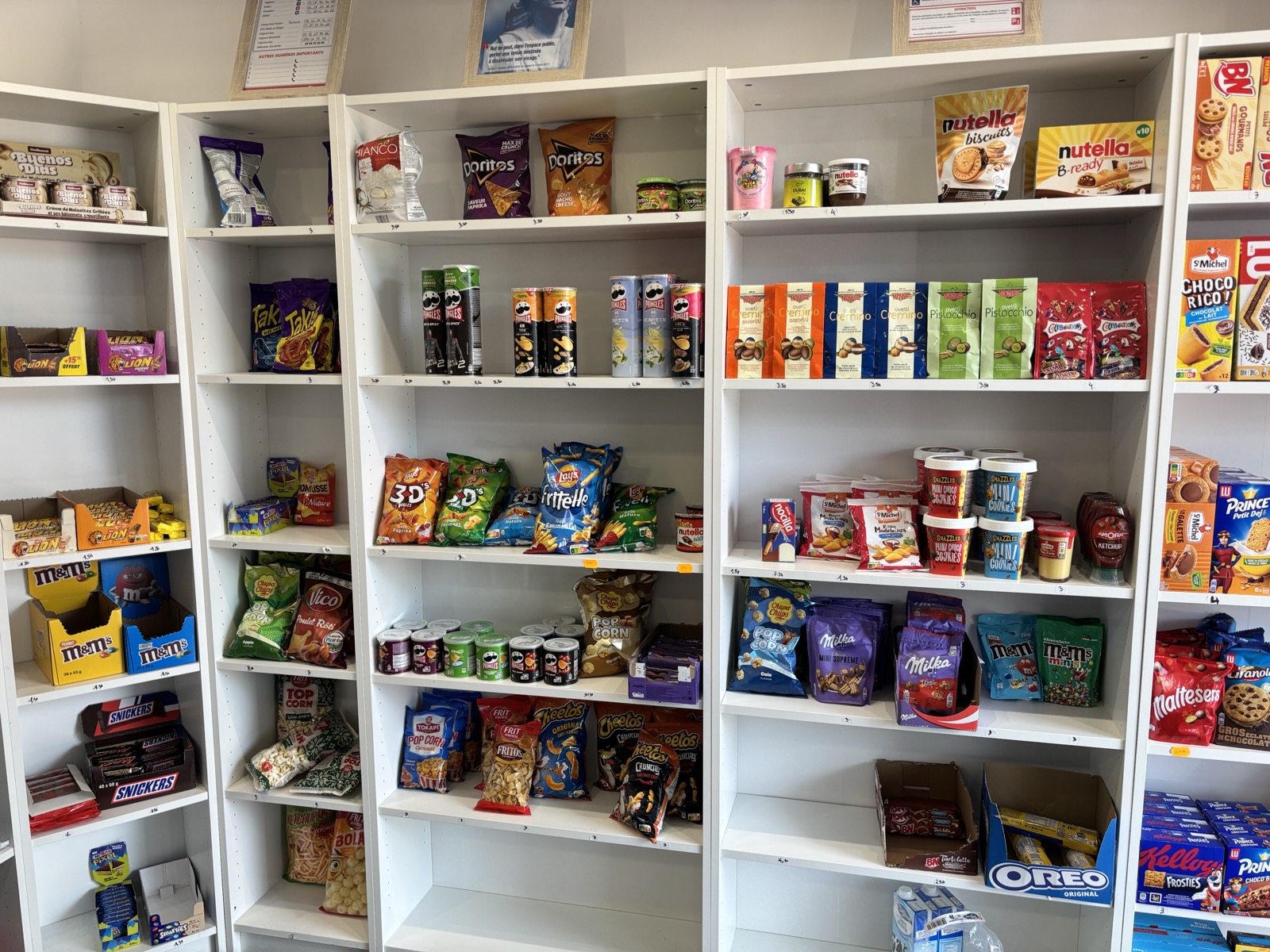 Rayons snacks et chocolats